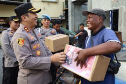 Sambut Hari Bhayangkara ke-79, Polres Pelabuhan Tanjung Perak Gelar Baksos Untuk Paguyuban Bentor dan Tenaga Kuli Bongkar Muat