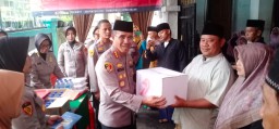 Kapolres Metro Jakarta Timur Gelar Bakti Sosial di Ponpes Darul Ilmi Al Wafi, Bagikan 300 Paket Makanan Gratis untuk Santri