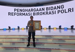 Kapolres Jembrana AKBP Kadek Citra Dewi Terima Penghargaan Pelayanan Prima PEKPPP Mandiri 2024