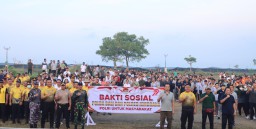 Jelang Hari Bhayangkara ke-79, Polres Jembrana Gelar Aksi Bersih-Bersih Pantai Bareng TNI dan Warga