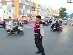 Polsek Makasar Terjunkan Personel Gatur Lalin Pagi, Antisipasi Kemacetan di Jalan Raya Pondok Gede