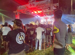 Personel Polsek Nusa Penida Bersinergi Amankan Konser HUT Yowana Waringin Kembar