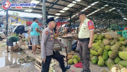 Kapolsubsektor Pasar Induk Kramat Jati Patroli Jalan Kaki dan Edukasi Dampak Aksi Mogok Supir Truk Terkait Kebijakan ODOL