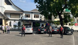 Personel Polres Bandara Ngurah Rai Amankan Persembahyangan Umat Kristiani di Gereja GPIB Eklesia