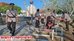 Mengenang Jasa Pahlawan: Kapolres Sampang Pimpin Ziarah dan Tabur Bunga dalam Rangka HUT Bhayangkara ke-79