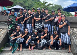 Samapta Polsek Nusa Penida Bersinergi dengan Pecalang Amankan 'Nganyut'