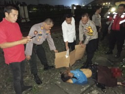 Polsek Jatinegara Cek TKP Penemuan Pria Meninggal Dunia Diduga Tertemper Kereta Api di Jalur Klender–Jatinegara