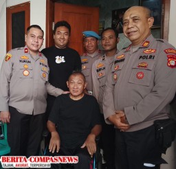 Dalam Rangka Hut Polri ke 79 Kapolsek Membesuk Anggotanya yang Sakit Menahun.