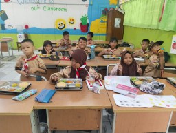 Polsek Kramatjati Monitoring Pembagian Makanan Bergizi untuk Ribuan Pelajar di Kelurahan Dukuh