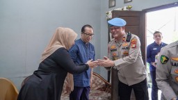 Anjangsana Penuh Kepedulian, Polres Metro Jakarta Timur Kunjungi Anggota yang Sakit dalam Rangka HUT Bhayangkara ke-79