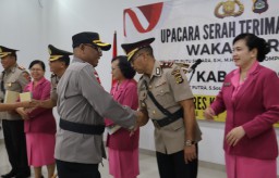 Suasana Haru Iringi Pemberian Cenderamata Untuk Pejabat Lama Polres Bandara Ngurah Rai