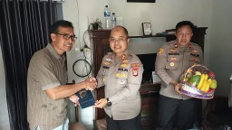 Wakapolres Metro Jaktim Jenguk Istri Anggota yang Sakit, Wujud Kepedulian Polri di Momen HUT Bhayangkara ke-79