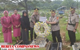 Polres Pelabuhan Tanjung Priok Gelar Tabur Bunga Dan Ziarah Kubur untuk Hormati Jasa Bhayangkara Gugur