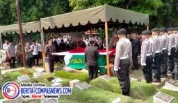 Polri Gelar Upacara Kedinasan untuk Brigjen Pol (Purn) Uyun Imanullah, Kapolres Jaktim: “Beliau Sosok Panutan dan Teladan