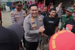 Sambut Hari Bhayangkara ke - 79 Polres Blitar Salurkan Bantuan Sosial Warga Kampung Baru