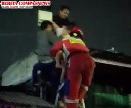 Viral ... Briptu Arif Anggota Intelkam Polda Metro Jaya &amp; Anggota Damkar Taman Sari, Gagalkan Warga Yang Mencoba Bunuh Diri.
