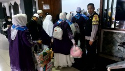 Polsek Makasar Kawal Kedatangan Jamaah Haji Kloter 41 Asal DKI Jakarta di Asrama Haji Pondok Gede