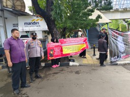 Warga Kampung Cawang Gelar Aksi damai, Polsek Cakung Lakukan Pengamanan Humanis Di Depan Pengadilan Negeri Jakarta Timur