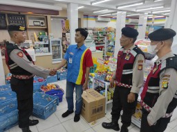 Sampaikan Pesan Kamtibmas, Unit Samapta Polsek Matraman Sambangi Karyawan Indomaret Di Matraman Raya