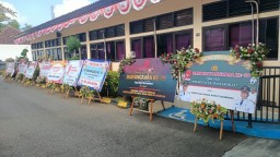 Rayakan Hari Bhayangkara ke-79 Halaman Mapolres Jembrana Dipenuhi Ratusan Karangan Bunga