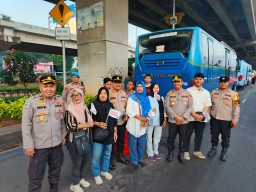 Kapolres Metro Jaktim Pimpin Pemberangkatan 1.000 Warga Duren Sawit ke Monas Peringati HUT Bhayangkara ke-79