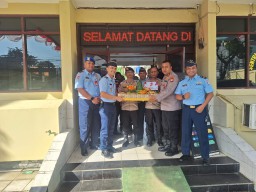 Koopsud I TNI AU Kunjungi Polsek Makasar, Ucapkan Selamat HUT Bhayangkara ke-79