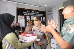 Wujud Sinergitas, Polres Pelabuhan Tanjung Perak Diserbu Kejutan HUT Bhayangkara ke-79 Dari Tiga Satuan TNI