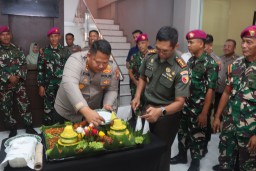 Hadiah HUT Bhayangkara ke-79, TNI Berikan Kejutan Tumpeng Kepada Kapolres Pasuruan
