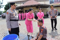 Kapolres pimpin Upacara Kenaikan Pangkat Personel di Hari Bhayangkara Ke 79"