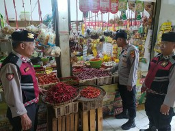 Polsek Matraman Cek Harga Sembako di Pasar Palmeriam, Pantau Stabilitas dan Ketersediaan Bahan Pokok