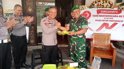 Danramil 1611-01 Dentim Bawa Tumpeng ke Polsek Dentim, Rayakan Hari Bhayangkara ke-79 Bersama