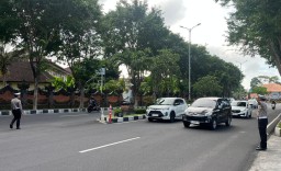 Wujud Pelayanan Prima, Satlantas Bandara Ngurah Rai Atur Lalu Lintas Pagi Hari