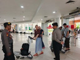Polres Bandara Ngurah Rai Ajak Penumpang Jaga Kamtibmas Lewat Kegiatan Sapa Masyarakat