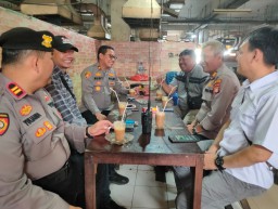 Kapolsek Kramatjati Tinjau Pasar Induk, Pastikan Aktivitas Pasca Video Viral Tetap Kondusif