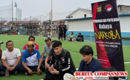 Satresnarkoba Polres Priok Gelar Penyuluhan Bahaya Narkoba di Muara Angke, Libatkan Mantan Pemain Liga 1 dan Bermain Futsal di Lapangan Terapung"p
