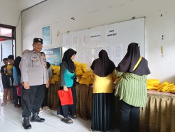 Polsek Ciracas Amankan Pembagian Makanan Bergizi Gratis di Susukan