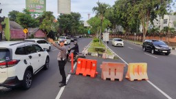 Polisi Lalu Lintas Polres Bandara Ngurah Rai Lakukan Pengaturan Arus Kendaraan