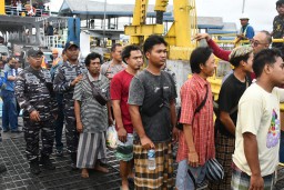 Polres Jembrana Turut Andil Dalam Penyerahan 21 Korban Selamat KMP Tunu Pratama Jaya di Posko Terpadu Ketapang