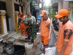 Ciptakan Lingkungan yang Bersih Babinsa Koramil 07/Kemayoran Laksanakan Kerja Bakti dan Grebek Lumpur Bersama Warga.