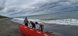 Sekoci KMP Tunu Pratama Jaya Diamankan Sat Polairud Polres Jembrana di Pantai Cekik