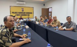 Polres Bandara Ngurah Rai Nobar Wayang Kulit Amartha Binangun Peringati Hari Bhayangkara ke-79