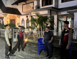 Personil Samapta Polres Bandara Ngurah Rai Patroli Malam di Tempat Ibadah Sampaikan Pesan Kamtibmas