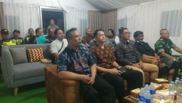 HUT Bhayangkara ke-79: Polsek Dentim dan Forkopimcam Nonton Bersama Wayang Kulit Lakon Amertha Binangun