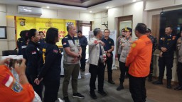 Karodokpol Pusdokkes Polri Tinjau Posko Kemanusiaan Korban KMP Tunu Pratama Jaya di Gilimanuk