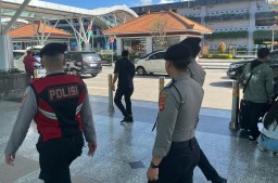 Tingkatkan Keamanan dan Pelayanan, Personel Polres Bandara Ngurah Rai Giat Patroli di Area Terminal Domestik Internasional