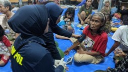 Polisi Hadir untuk Menyembuhkan: Sentuhan Kemanusiaan di Tengah Banjir Jakarta Timur