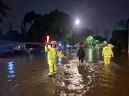 Genangan Air di Jalan Panjaitan, Satlantas Polres Metro Jakarta Timur Sigap Atur Lalu Lintas