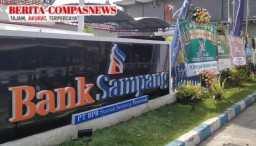 Rayakan HUT BPRS Sampang Perseroda ke-15 Halaman Kantor Bank Sampang Dipenuhi Puluhan Karangan Bunga