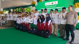 Kapolsek Matraman Hadiri Penyaluran Bantuan 25.000 Seragam Sekolah dalam Program Lebaran Yatim BAZNAS