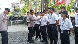 Kapolsek Dentim Berikan Pembinaan Kepada Mahasiswa Queen International: Tekankan Pentingnya Kedisiplinan
